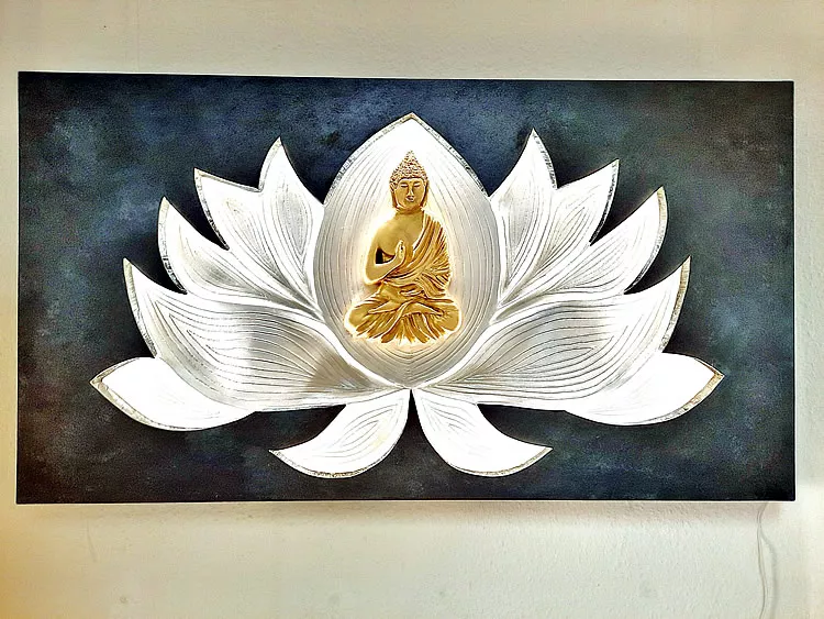Lichtobjekt Perlmuttlotos mit goldenem Buddha