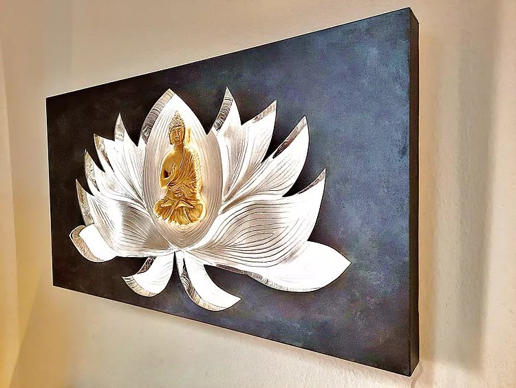 Lichtobjekt Perlmuttlotos mit goldenem Buddha