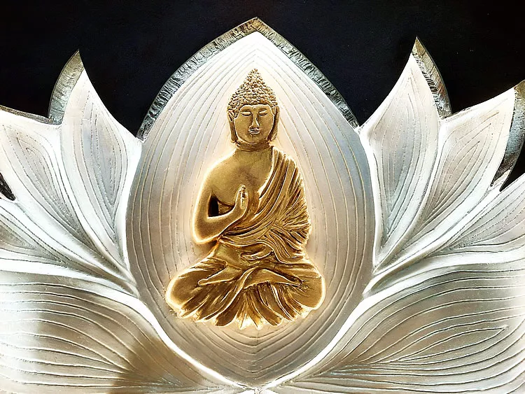 Lichtobjekt Perlmuttlotos mit goldenem Buddha