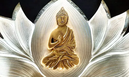 Lichtobjekt Perlmuttlotos mit goldenem Buddha